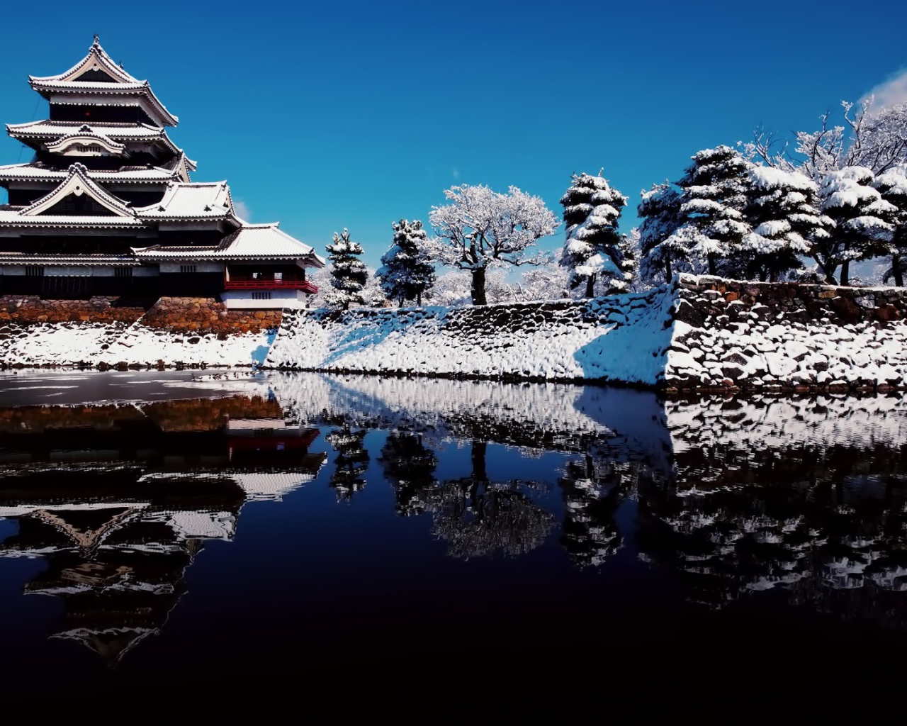 Снег на башне, Япония