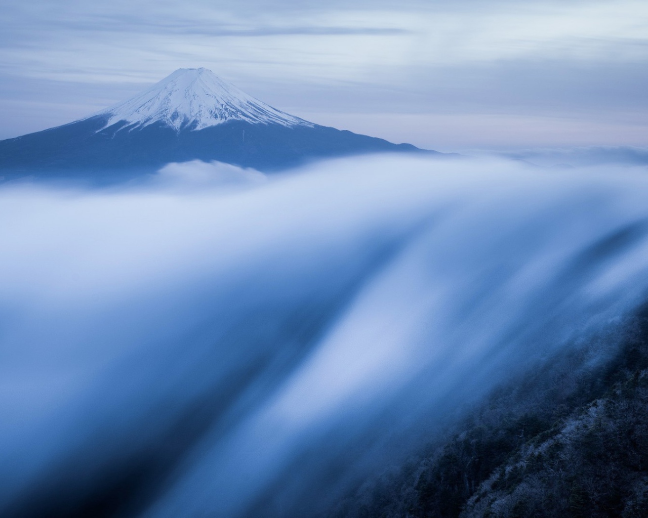 Туман стекает по склону горы, Япония