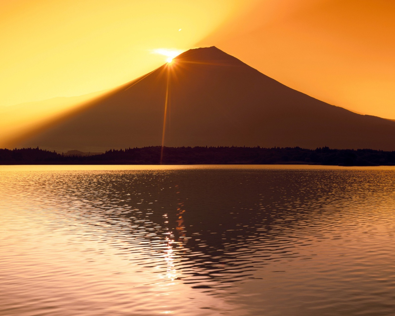 Солнце прячется за горой Фуджи