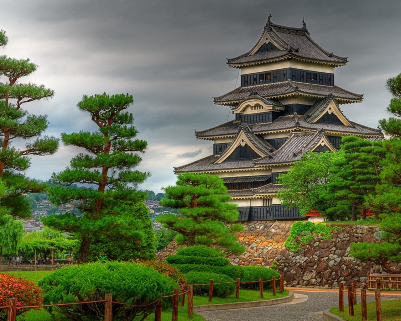 Башня в саду, Япония