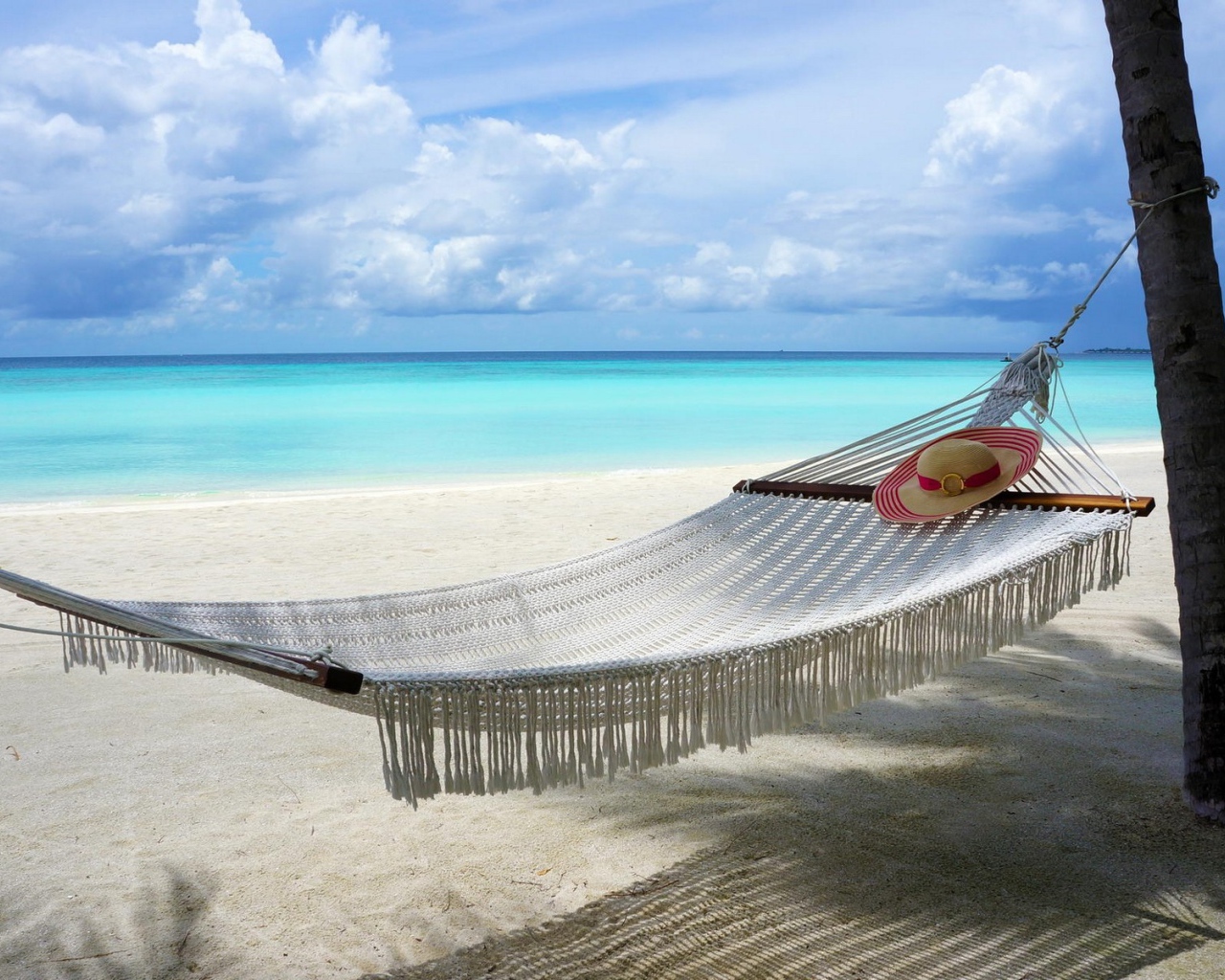 Белый гамак на пляже, Мальдивы