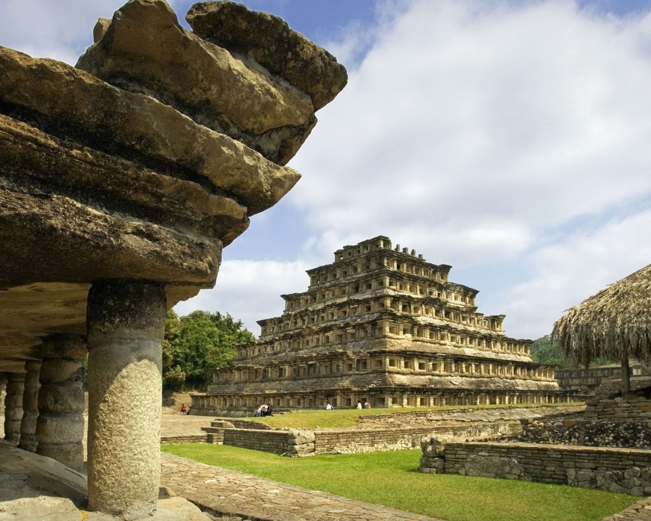 Руины древних зданий в Мексике