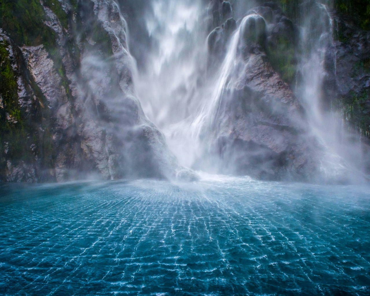 Великолепный водопад в Милфорд-Саунд, Новая Зеландия
