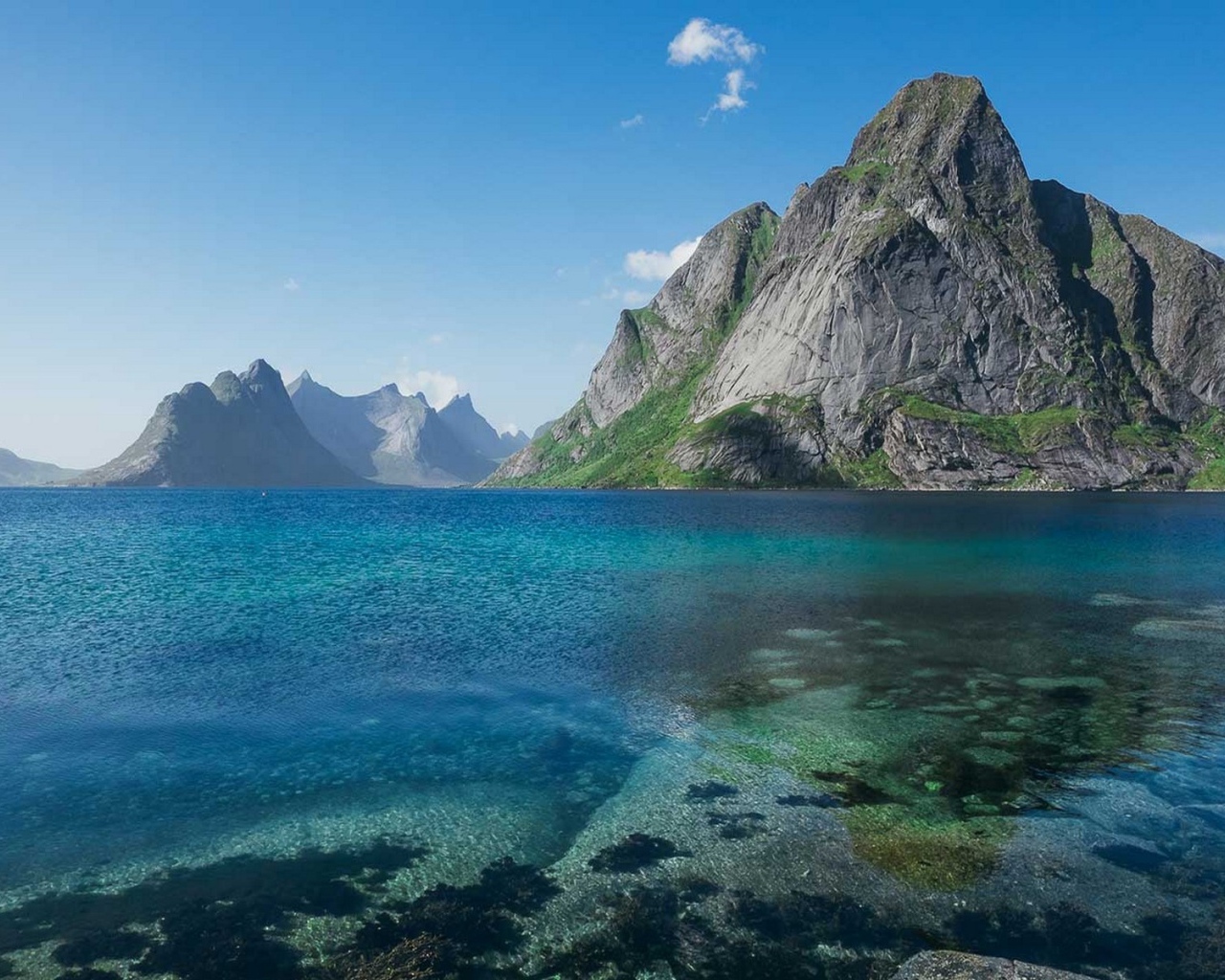 Голубая вода на Лофотенских островах, Норвегия