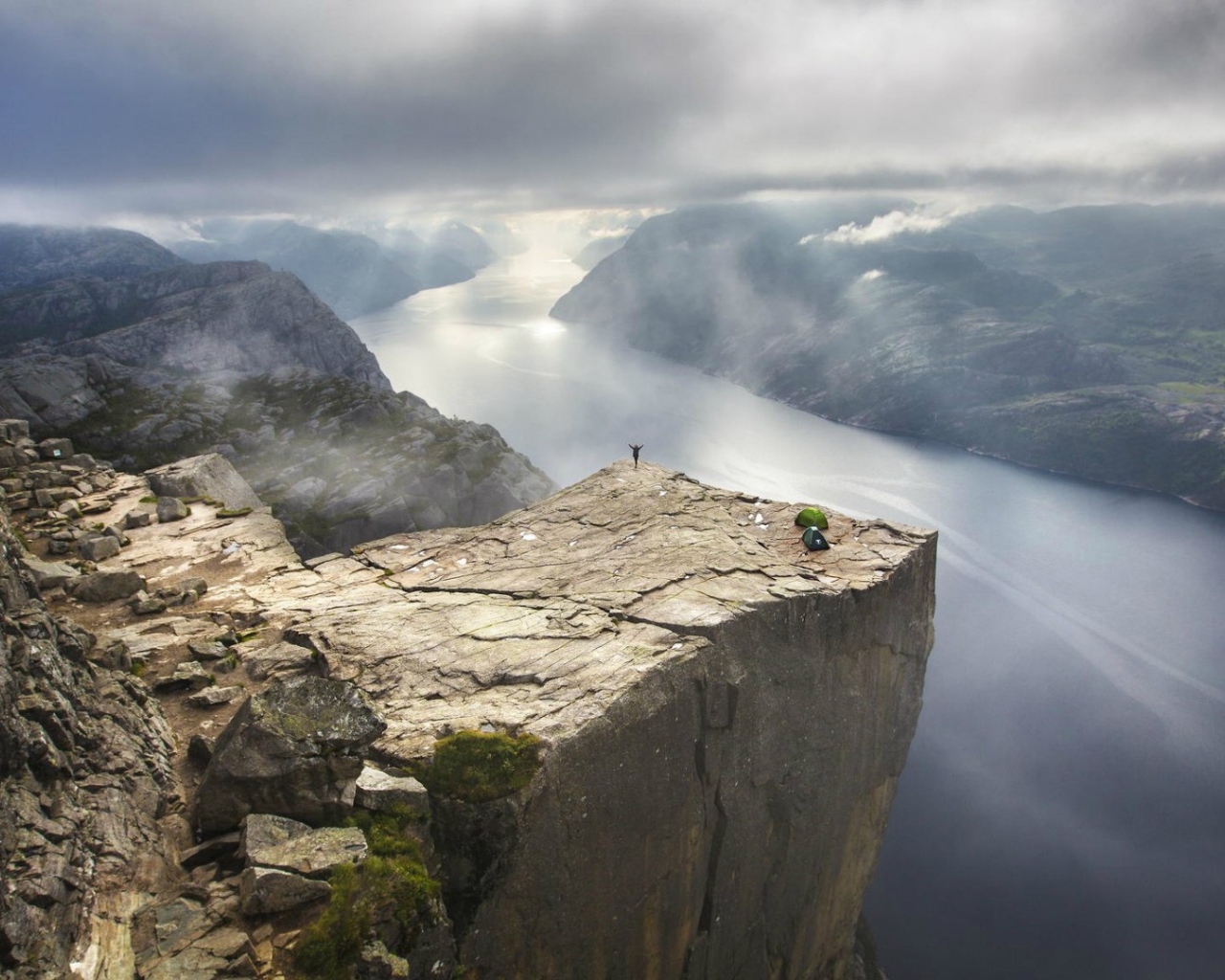 Гигантский утёс Прекестулен в Норвегии