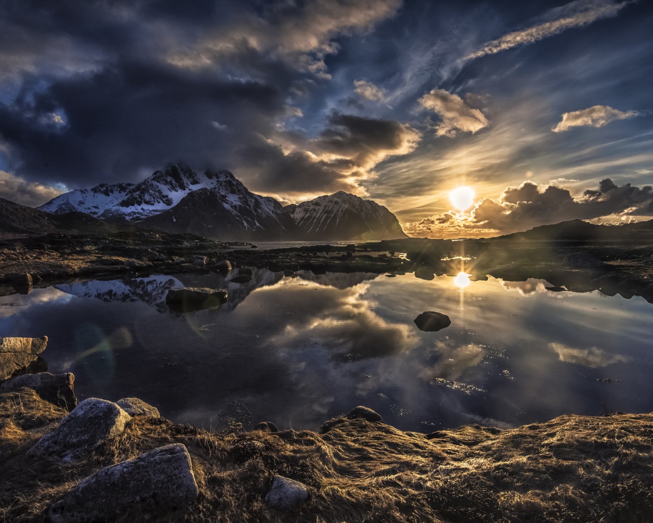 Озеро в горах Норвегии