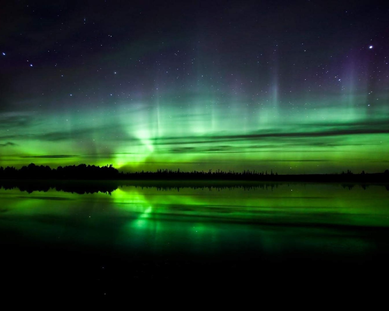 Северное сияние над водой в Норвегии
