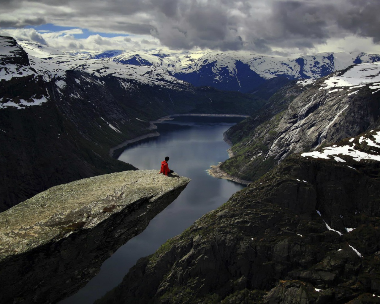 Скала над фьордом в Норвегии