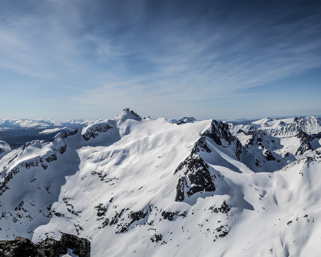 Заснеженные вершины гор в Норвегии