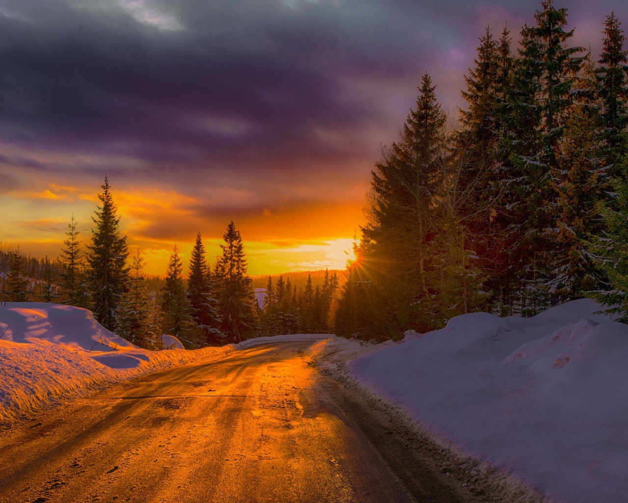 Закат на зимней дороге в Норвегии