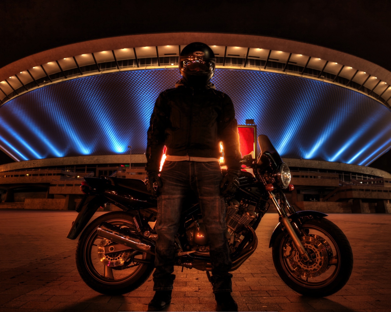 Мотоциклист на фоне стадиона в Катовице