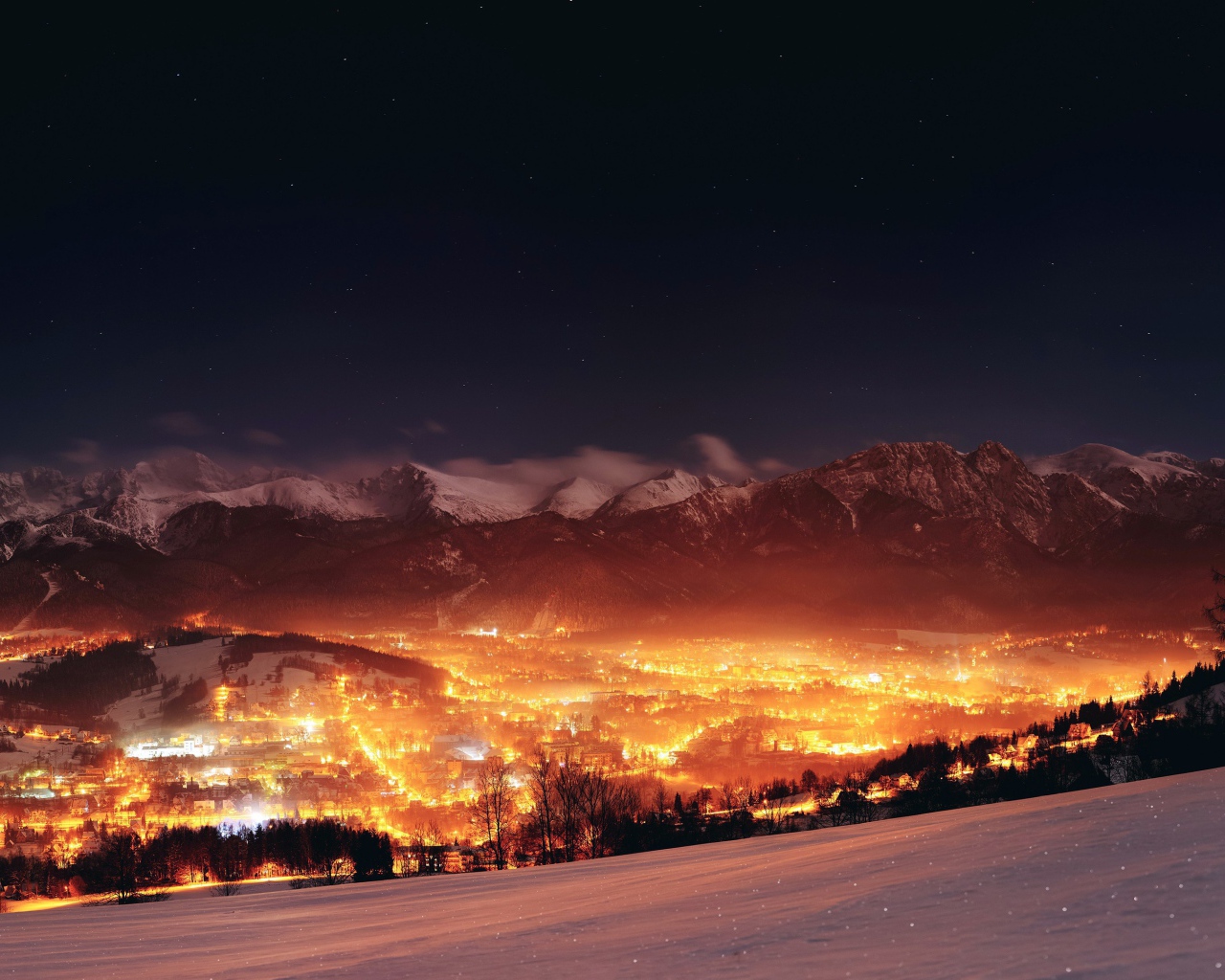 Ночные огни города в Польше