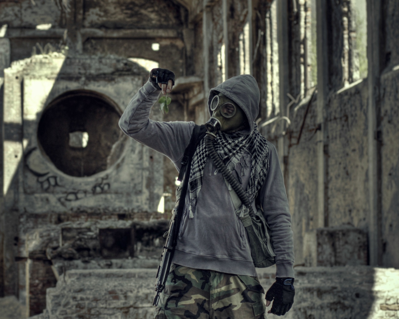 Сталкер в заброшенном здании в Польше
