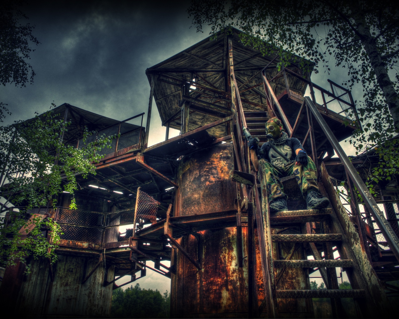 Сталкер на руинах в Польше