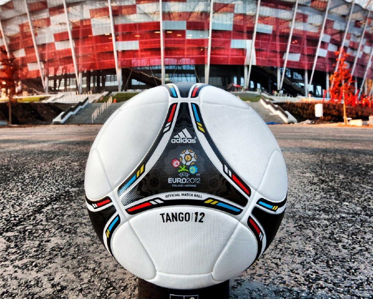 Мяч на фоне стадиона в Польше