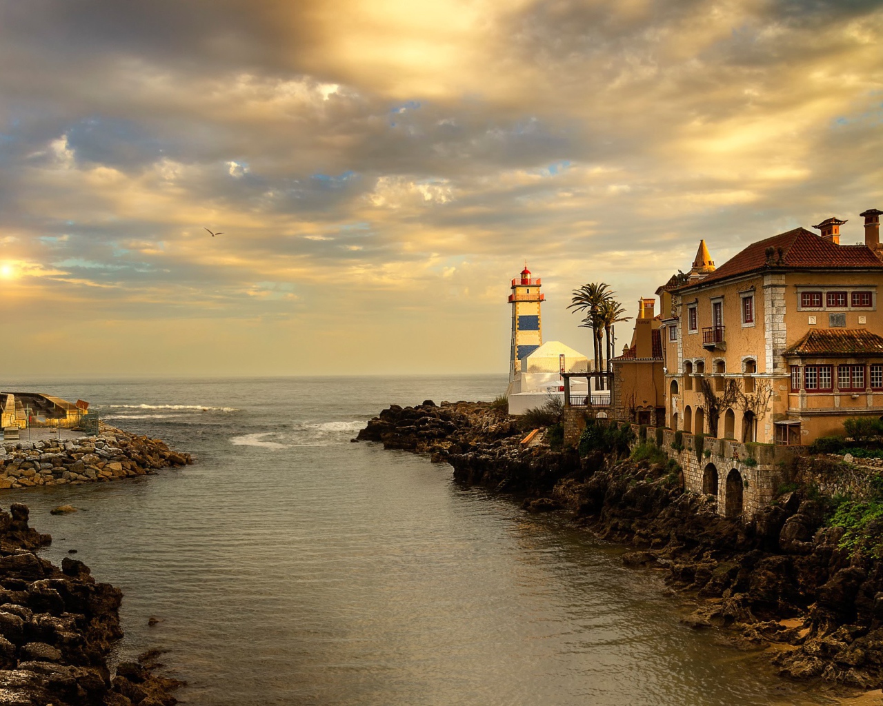 Устье реки у моря в Португалии