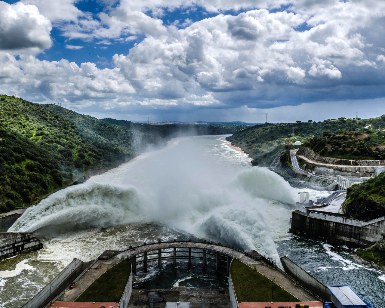 Электростанция на реке в Португалии