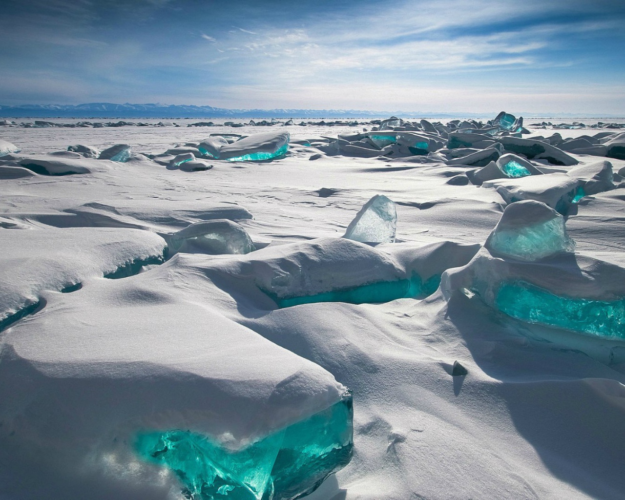 Лед на зимнем Байкале