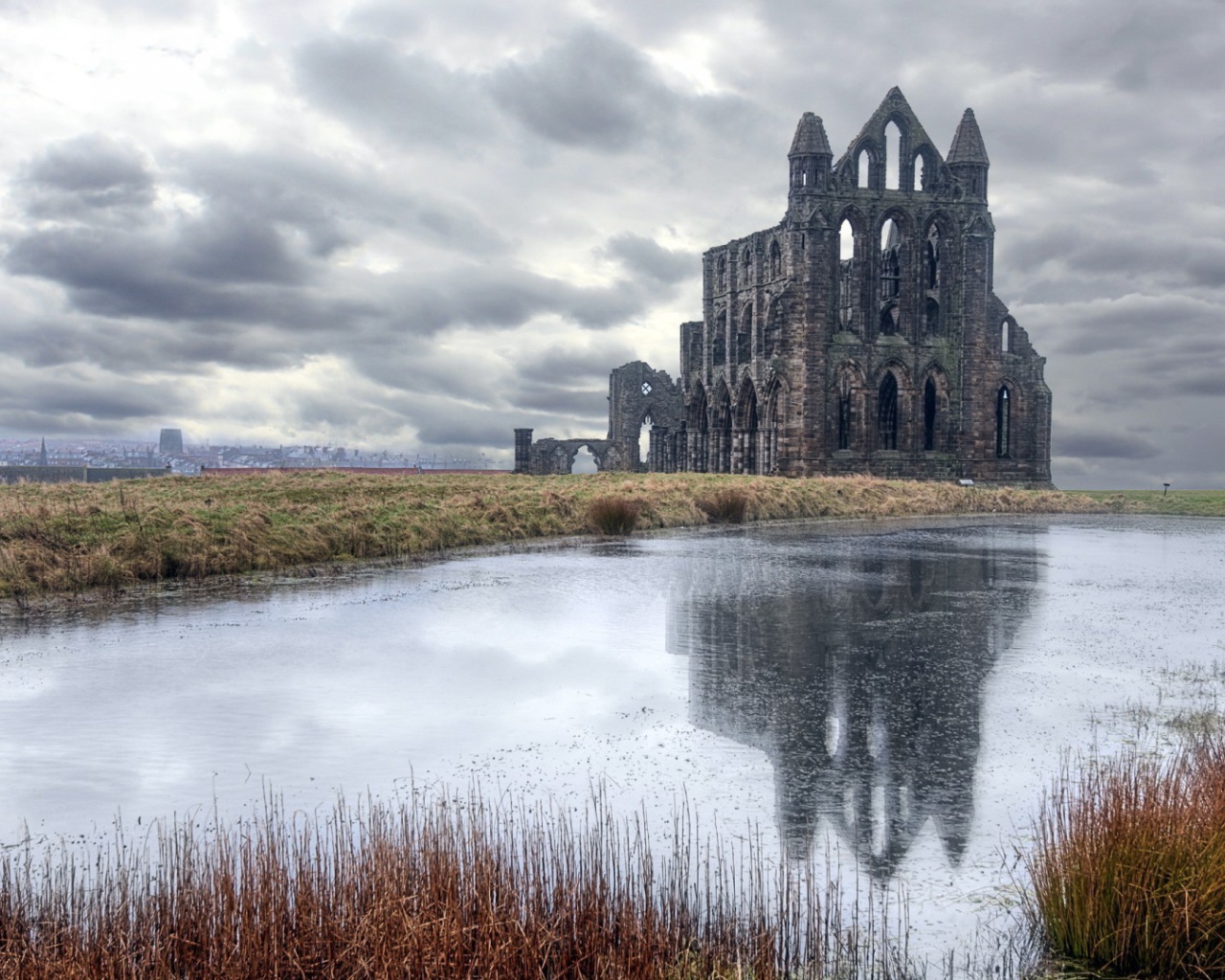 Руины храма на берегу озера в Шотландии