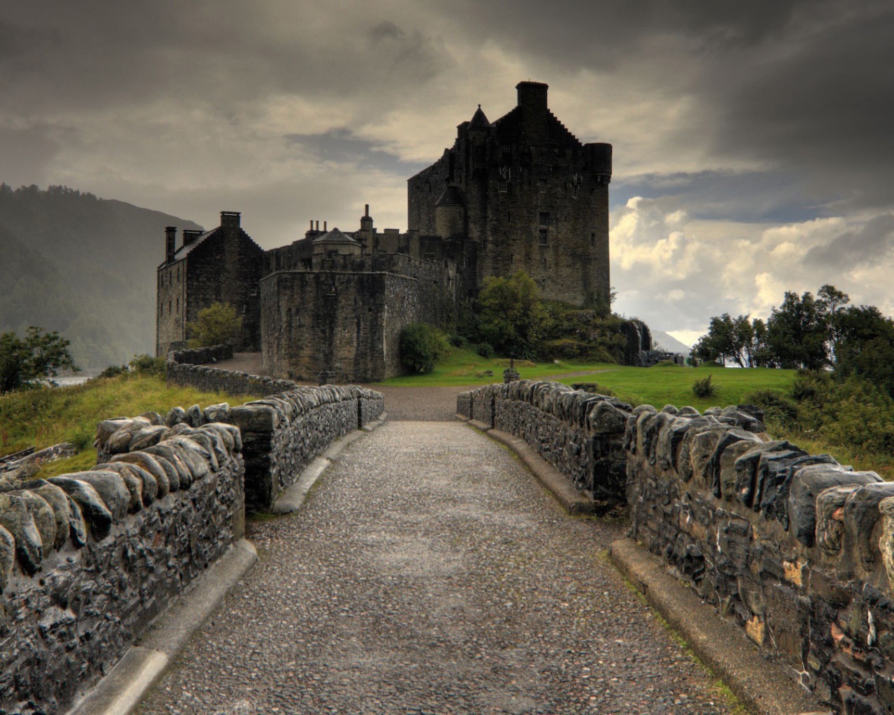 Каменная дорога к замку в Шотландии