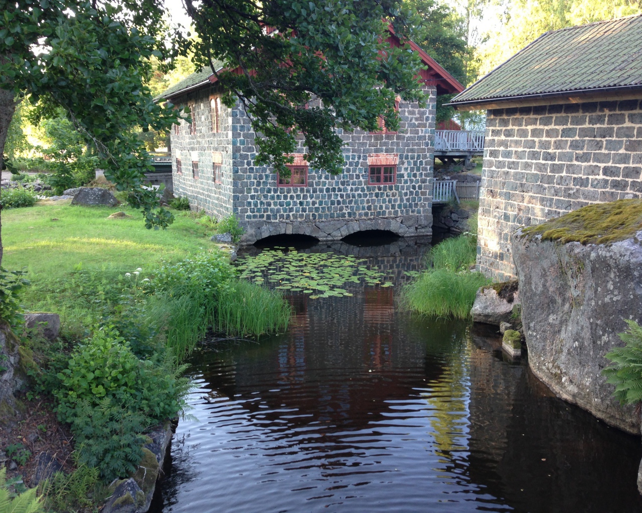 Дома на реке, Швеция