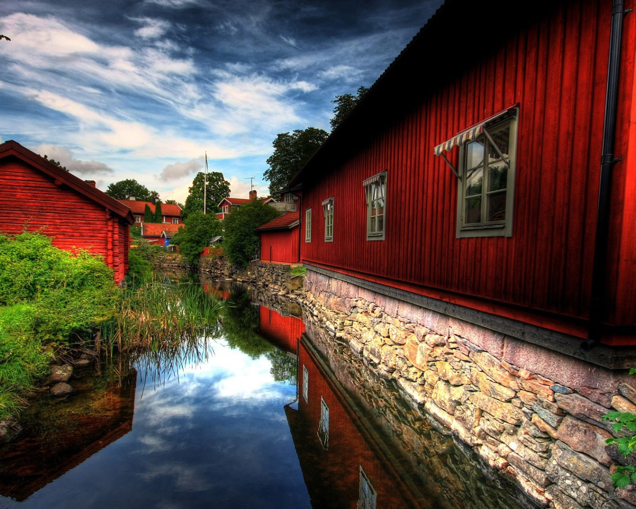 Красные домики у реки, Швеция