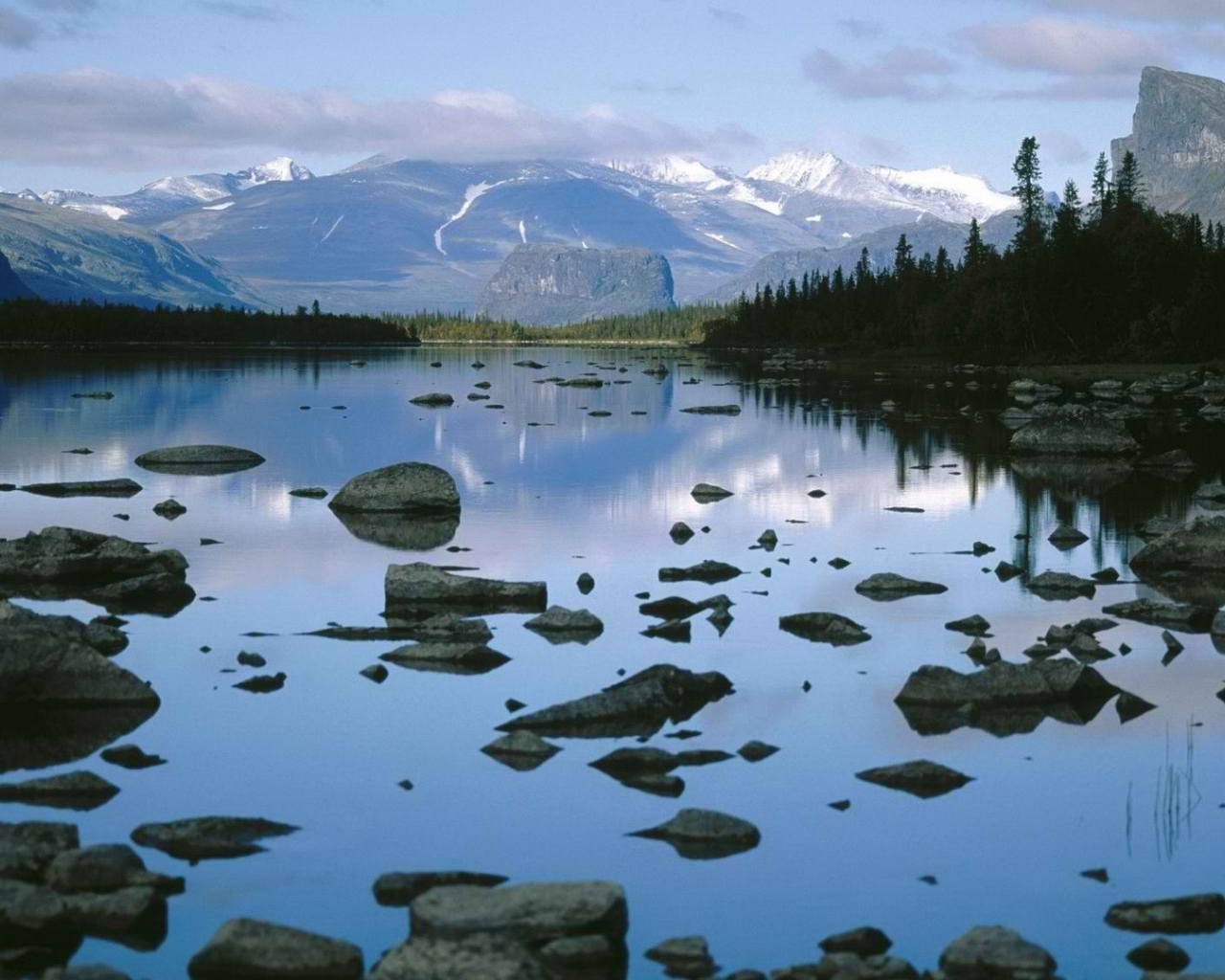 Камни на озере, Швеция