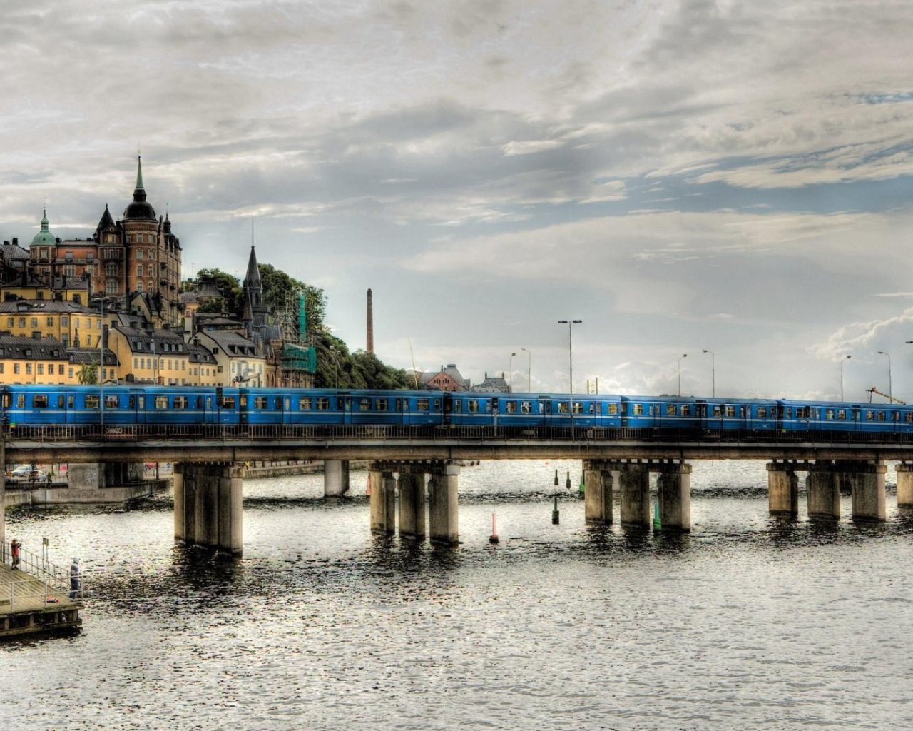Поезд на мосту, Швеция