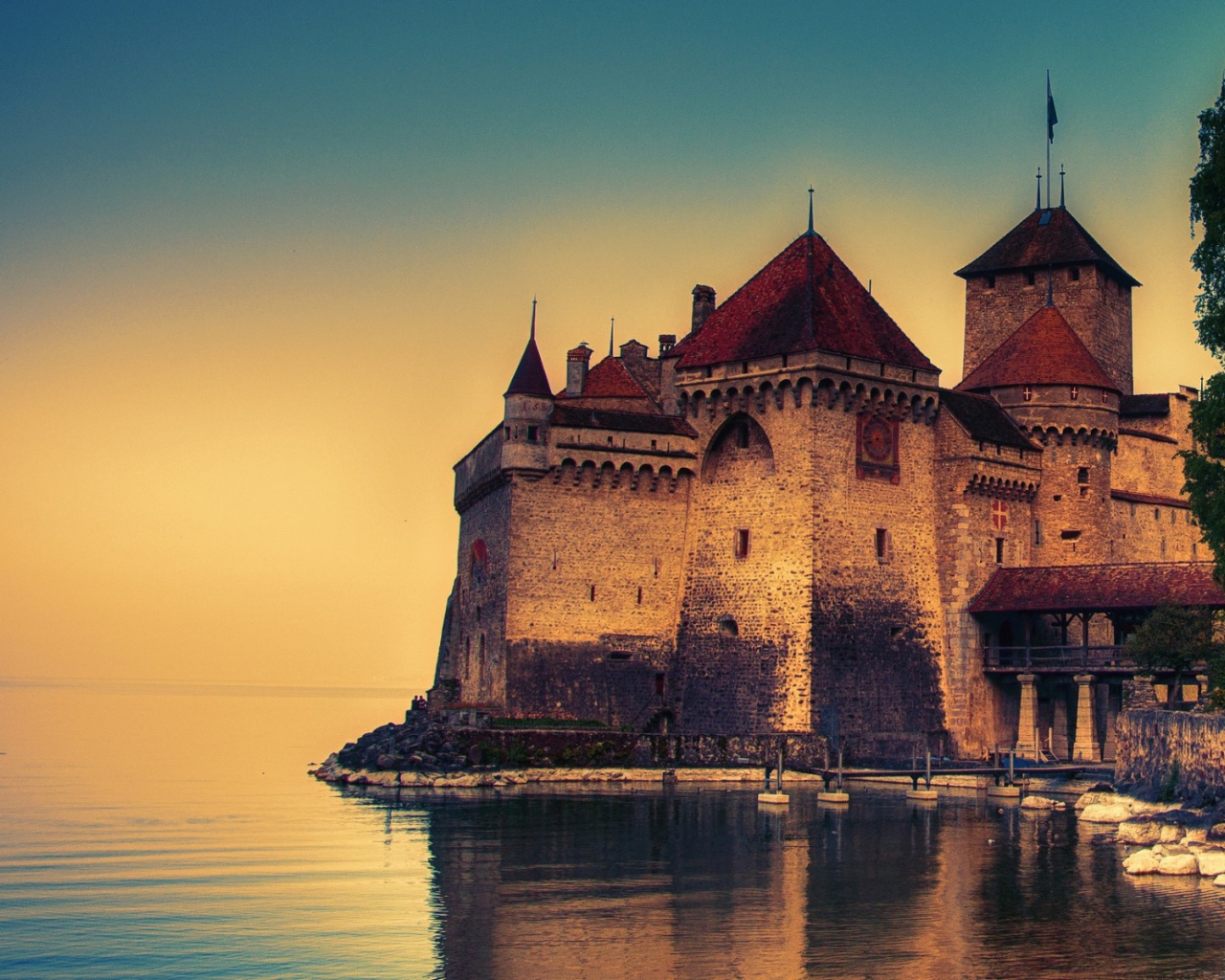 Шильонский замок на берегу Женевского озера