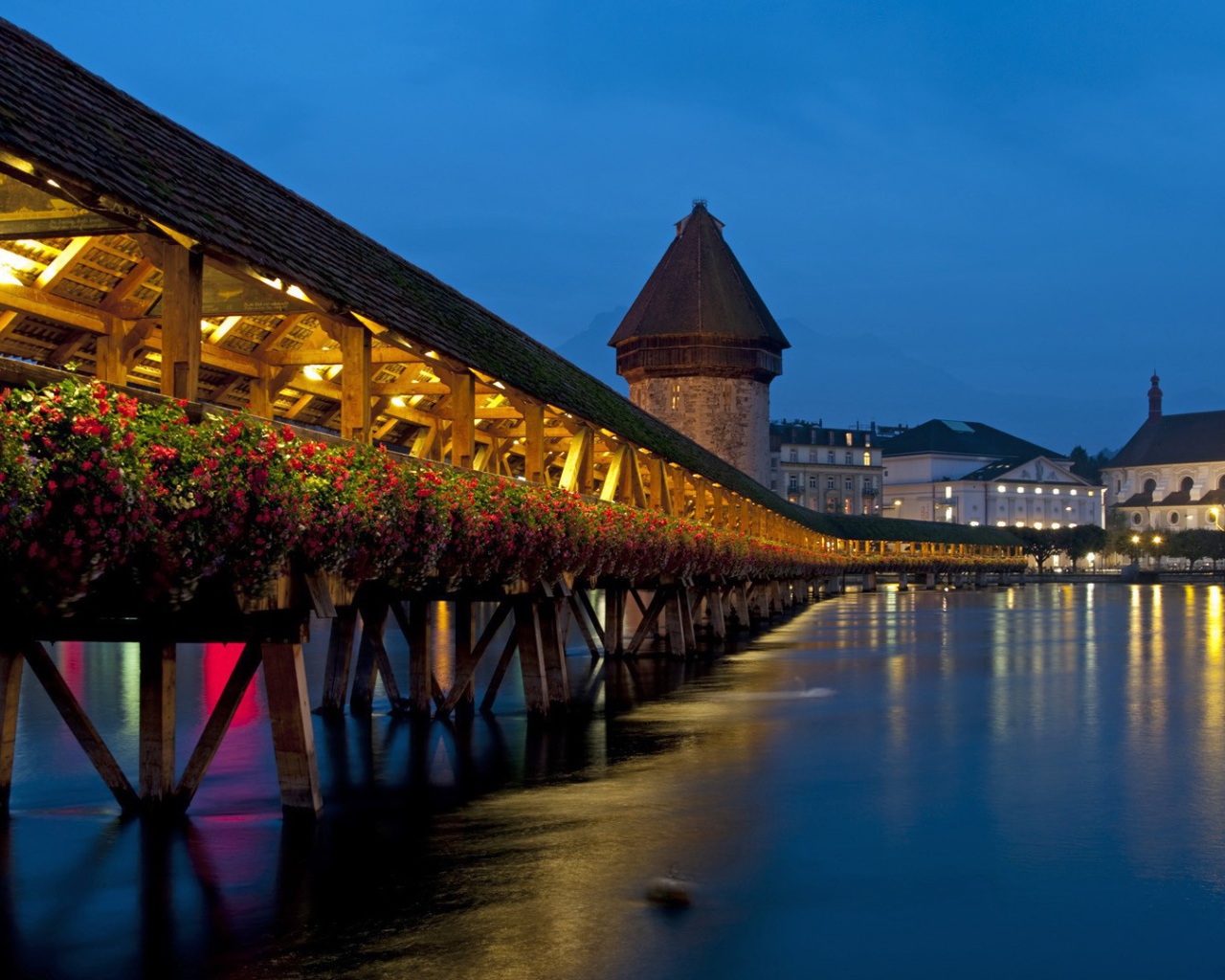 Пешеходный мост в цветах, Швейцария