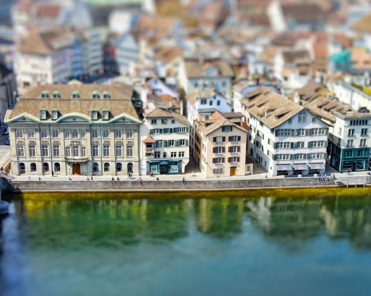 Набережная в городе в Швейцарии