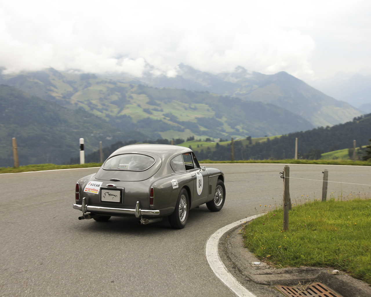 Ретро автомобиль на горной дороге в Швейцарии