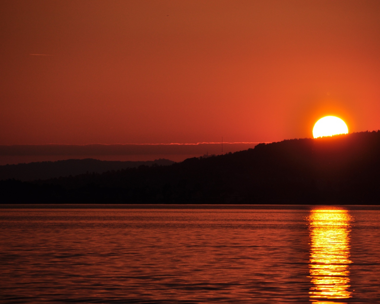 Закат над озером в Швейцарии