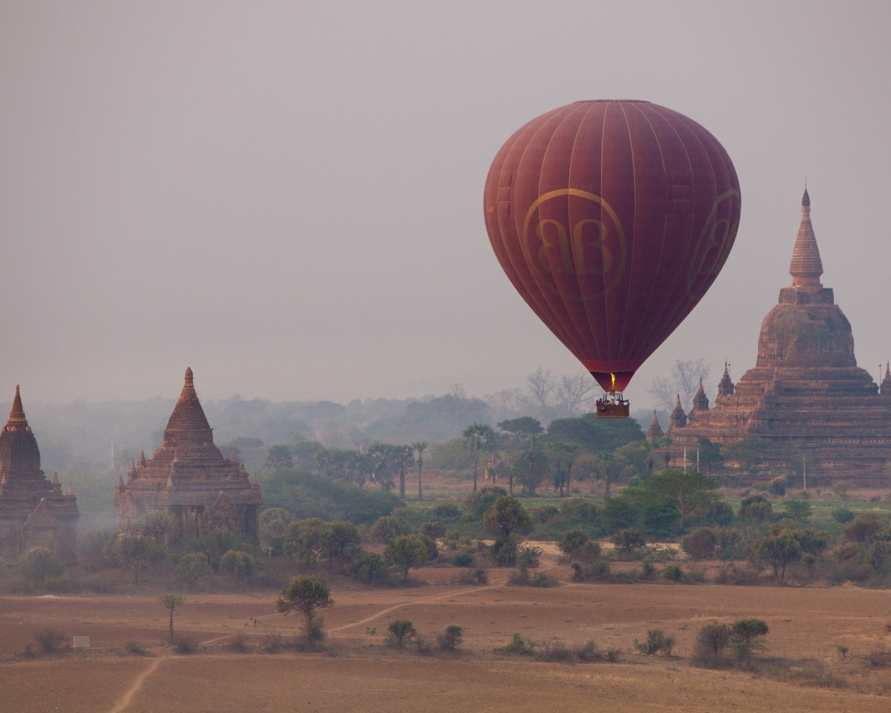 Воздушный шар на фоне буддийских храмов