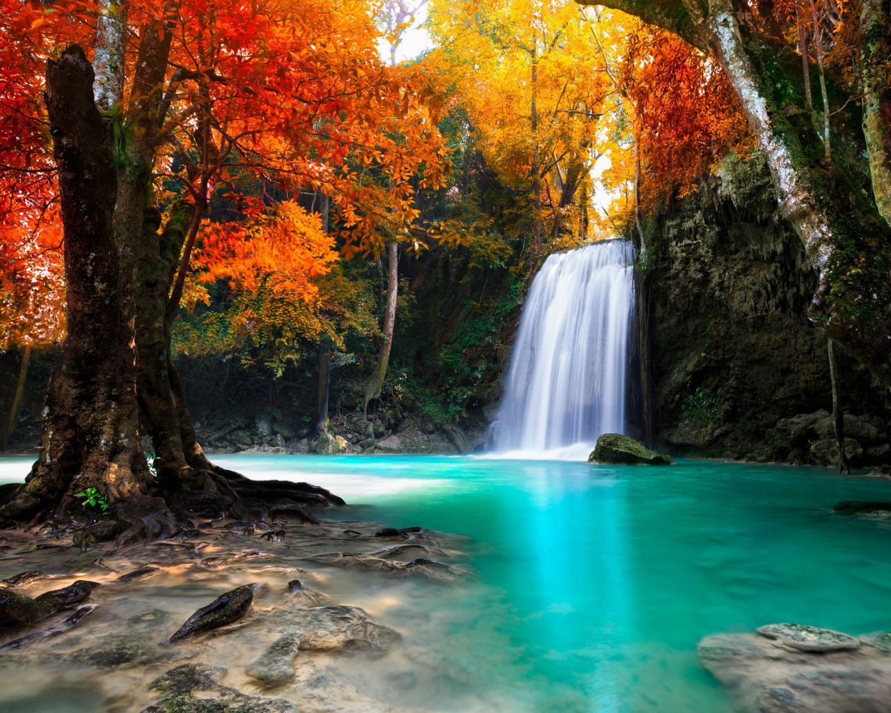 Водопад среди желтых деревьев, Таиланд