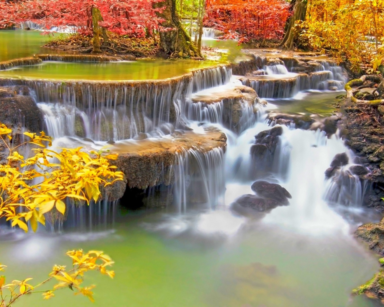 Ступенчатый водопад в тропиках Таиланда