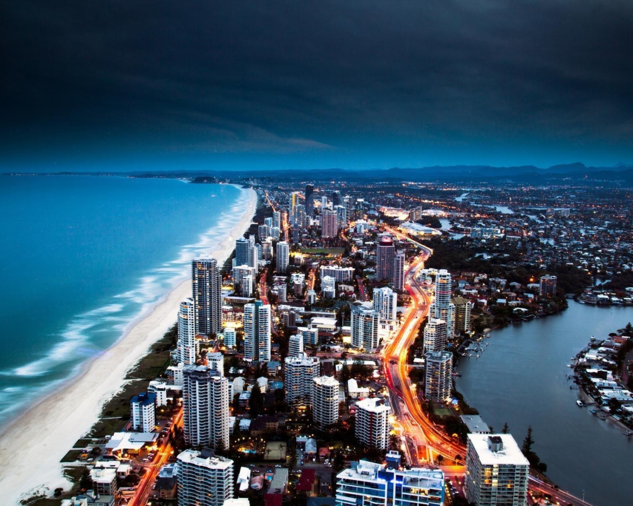 Здания на побережье Золотого пляжа