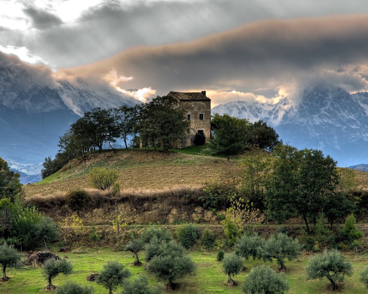 Замок на холме среди гор, фото HDR
