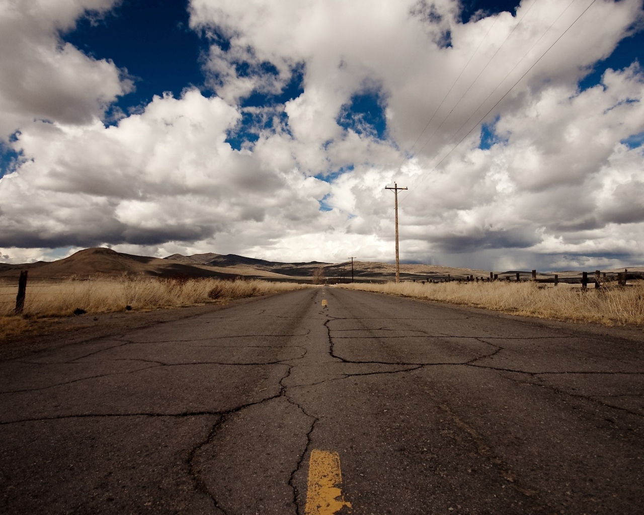 Трещины на асфальте в пустыне