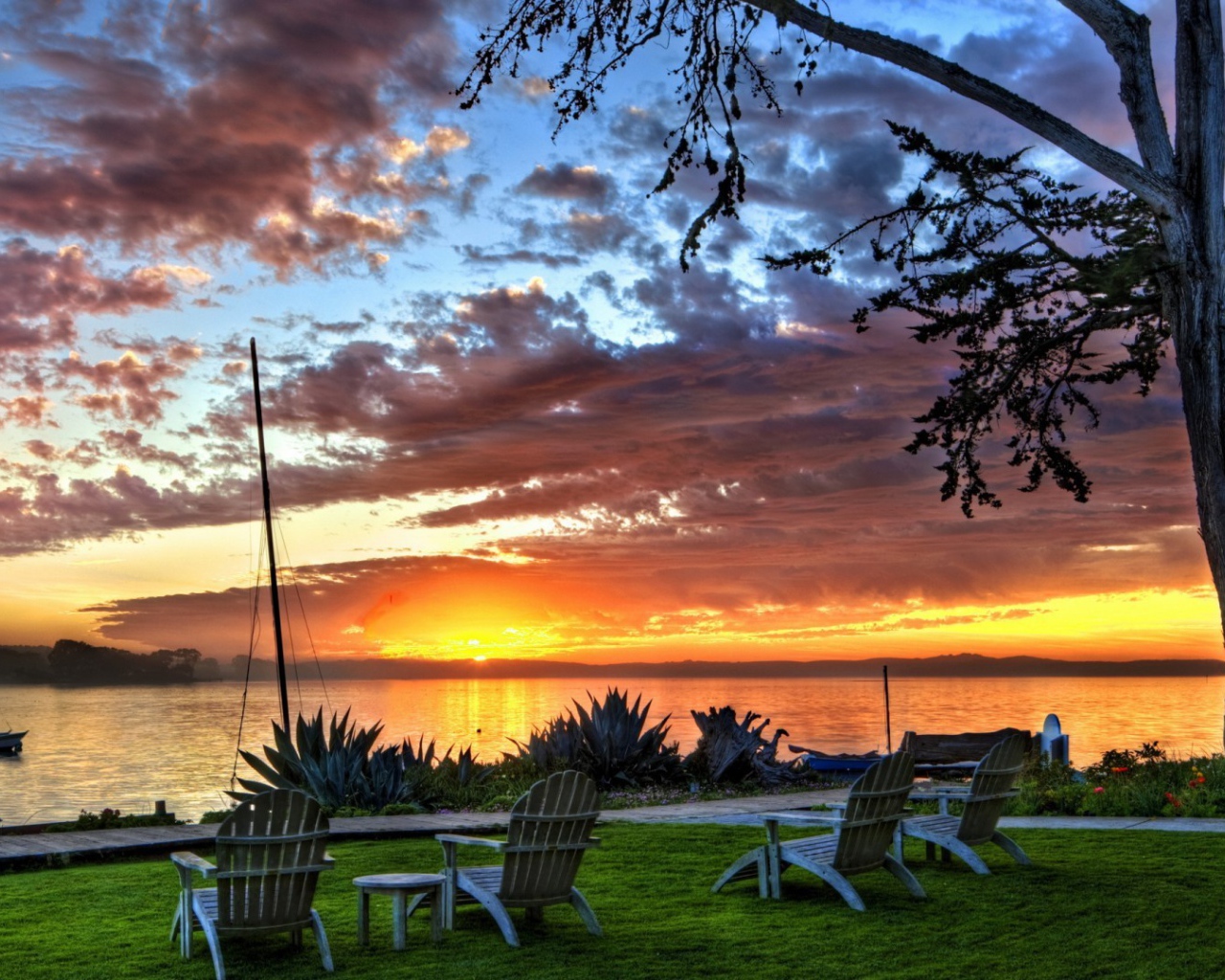 Шезлонги на берегу озера на закате, фото HDR