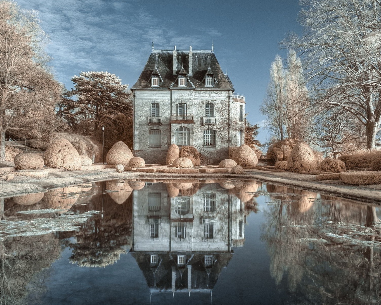 Сказочный замок зимой