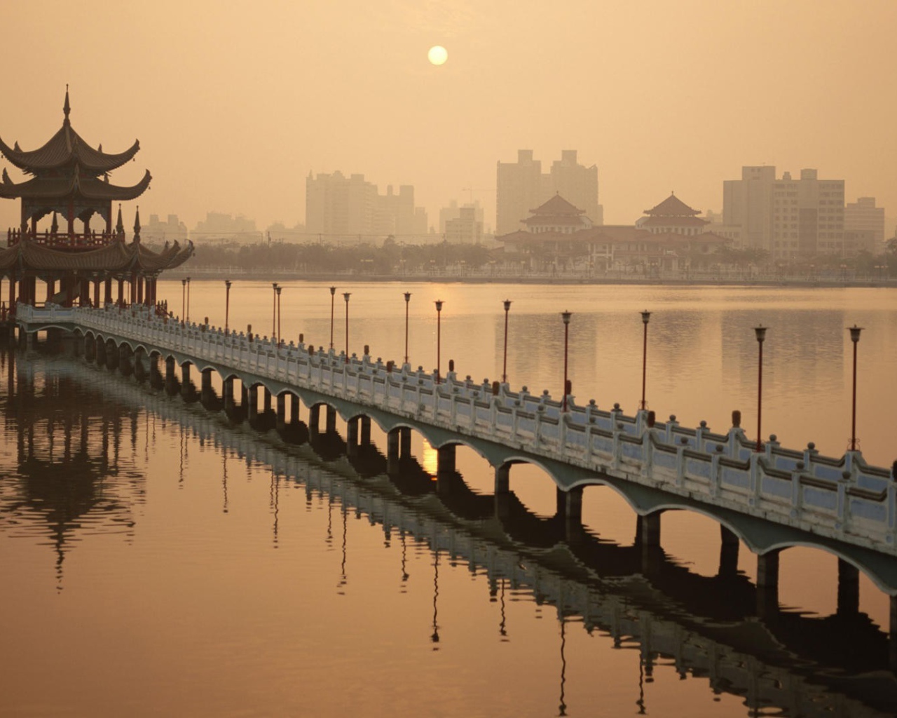 Беседка на воде на Тайване