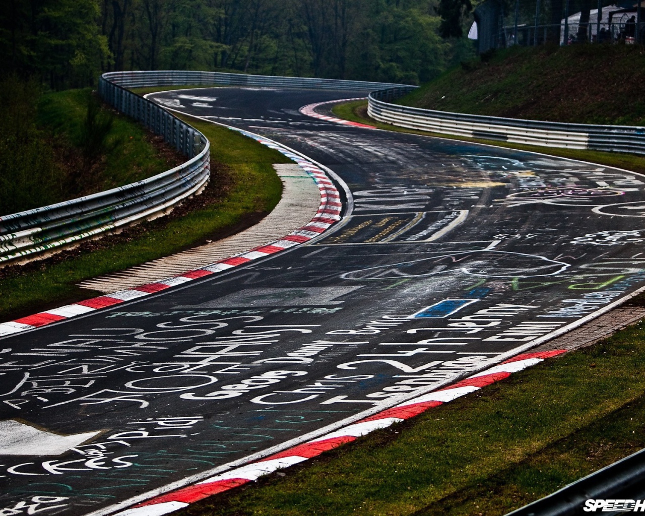 Надписи на асфальте гоночного трека