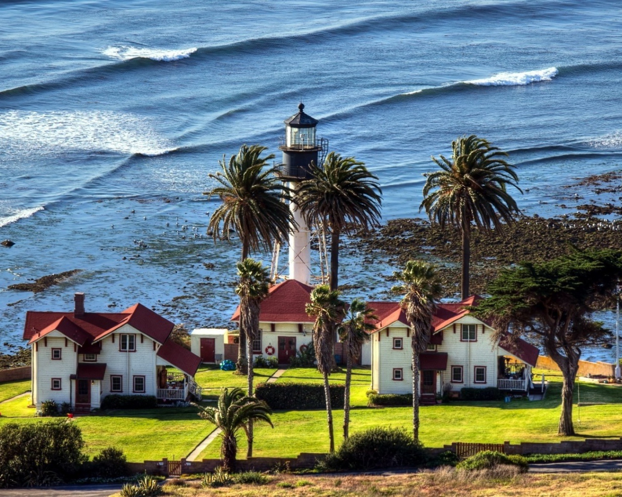 Маяк под пальмами на берегу моря