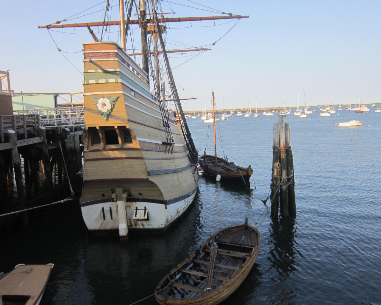 Современная копия старинного корабля