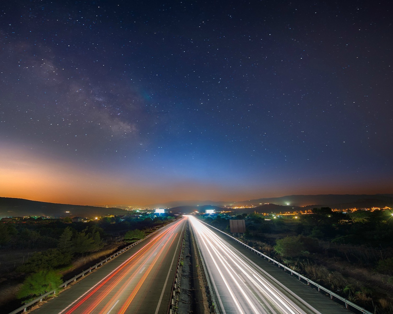 Ночное движение на магистрали под звездами