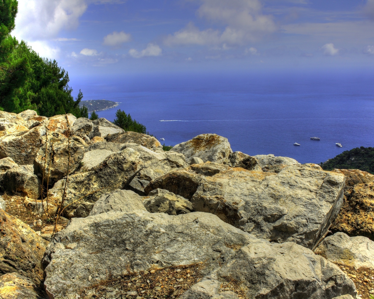 Скалистый берег Средиземного моря