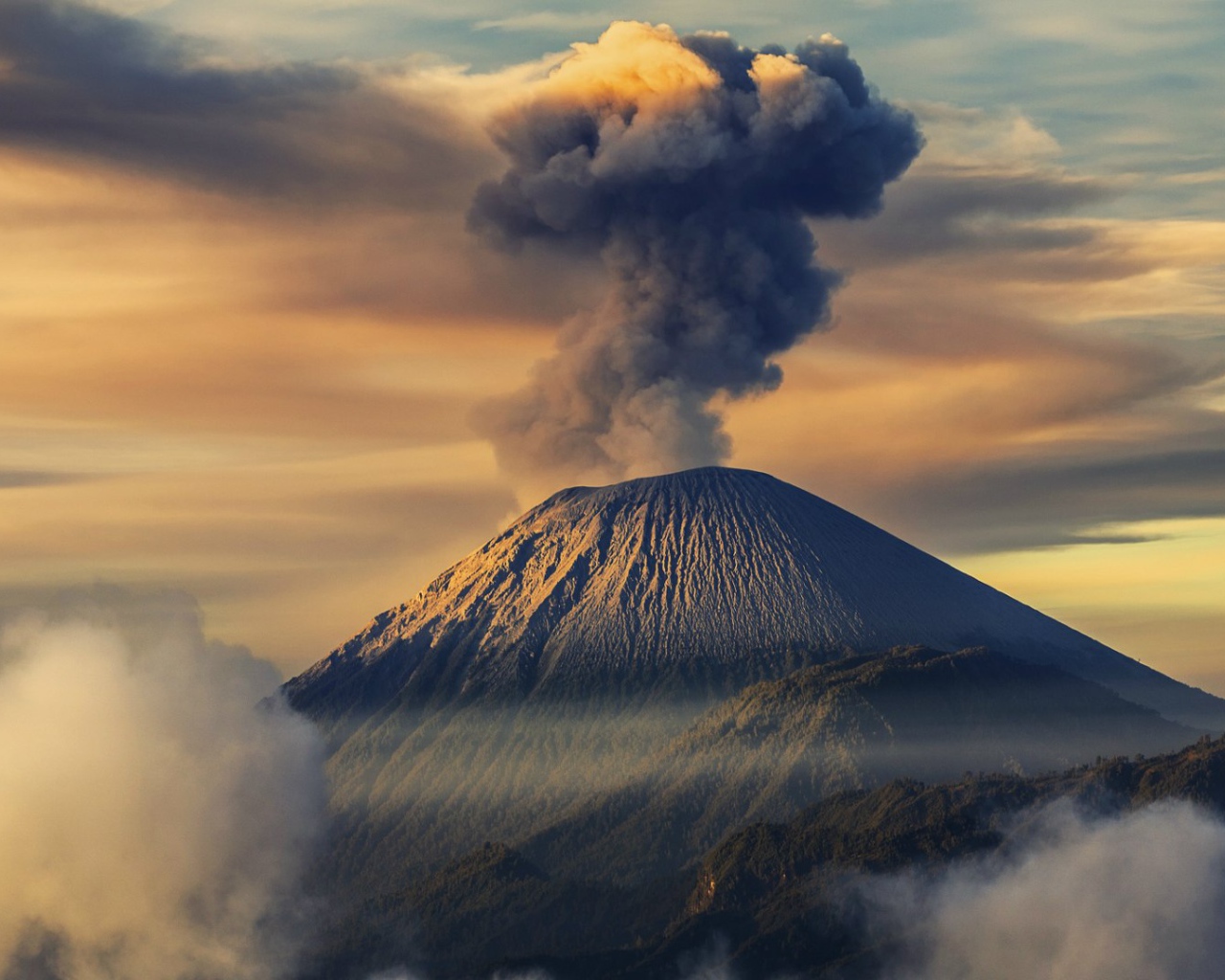 Семеру - самый высокий вулкан на острове Ява в Индонезии