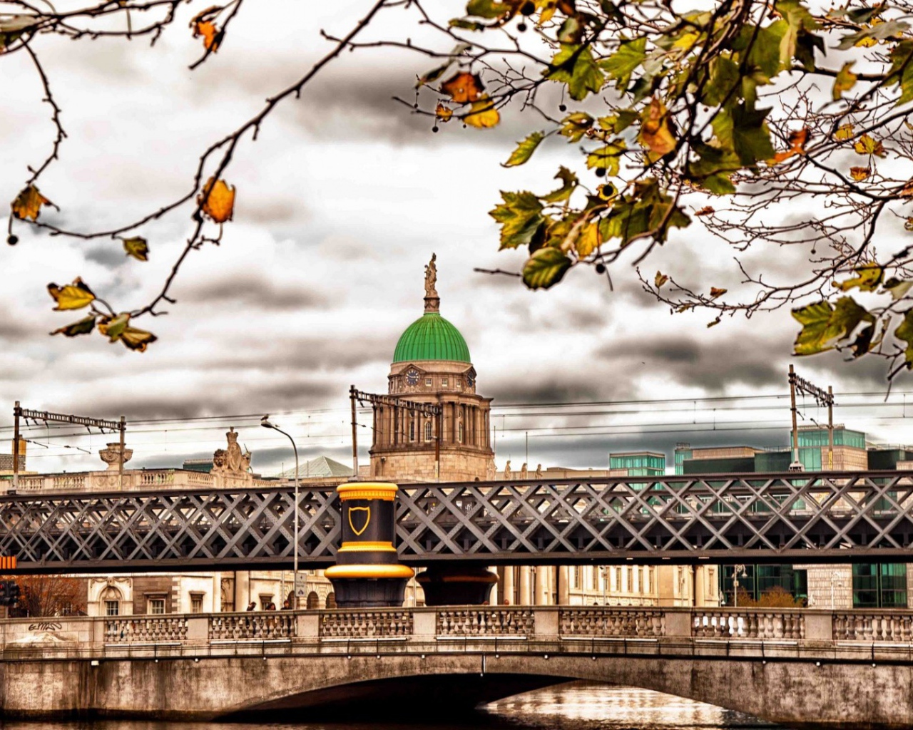 Мост на фоне храма, HDR фото