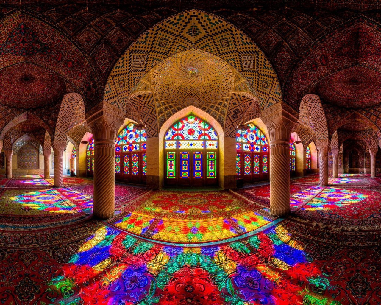 Интерьер мусульманского храма на Востоке